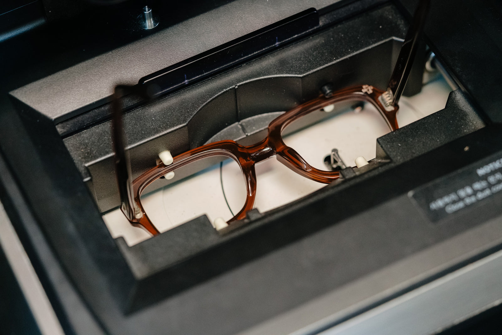 Frame tracer scanning a vintage frame